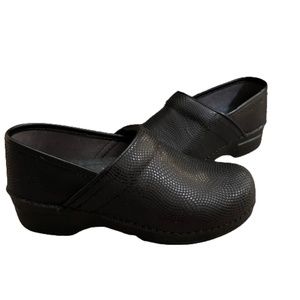Women's Dansko XP Lizard Texture Black Clogs Shoes Size 38 or 7.5 - 8